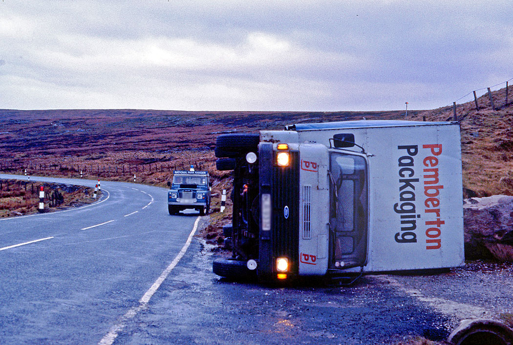 overturned-lorry-on-a635-wildcat